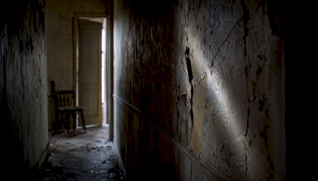Ein dunkler Flur, der eine bedrohliche, verstörende Atmosphäre schafft und an psychologischen Horror erinnert.
