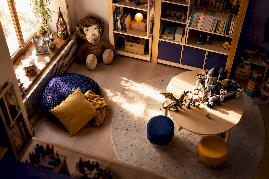 Abenteuer-Spielzeug und Figuren aus Geschichten im Spielzimmer